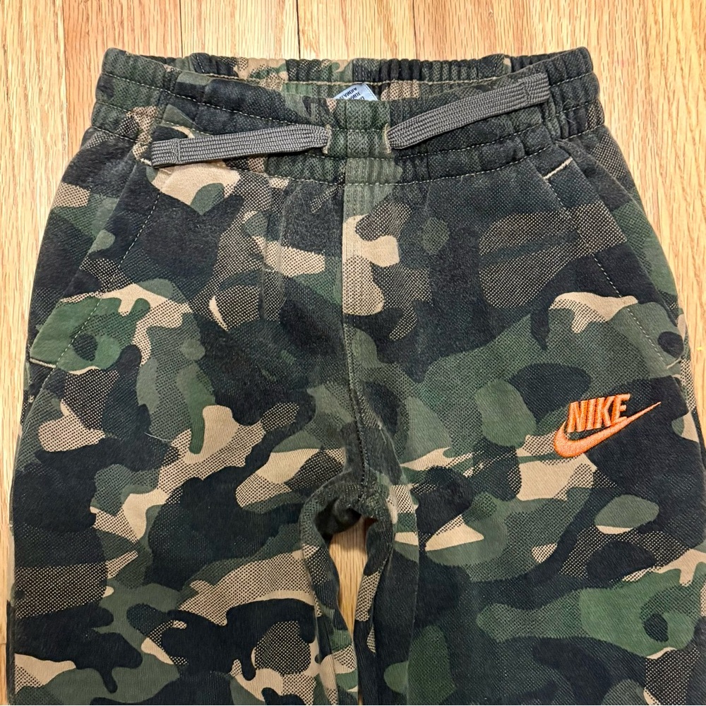✨ NIKE ✨ Little Boy’s Camo Set Joggers And Zip Up Hoodie Sweatshirt Sz M 5-6yrs - Picture 3 of 10